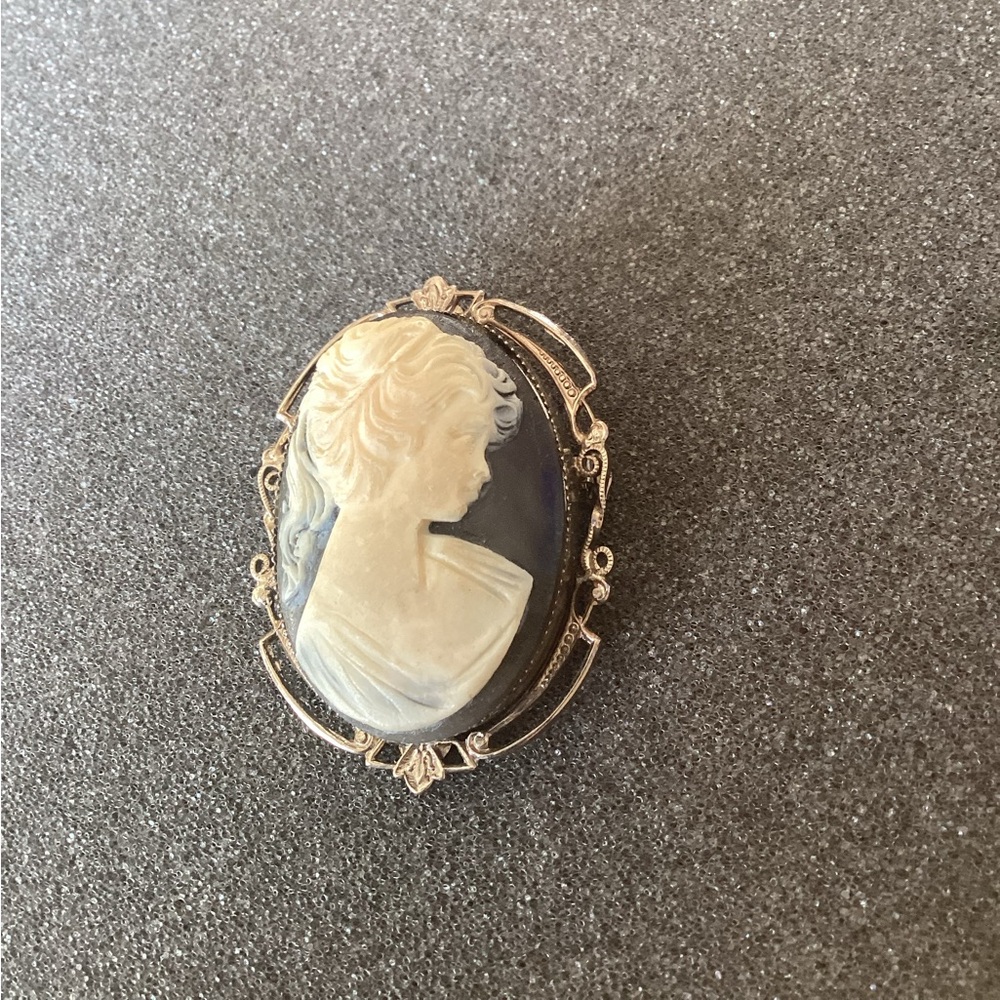 🦌 Vintage Navy Cameo Brooch w/Silver Filigree Setting